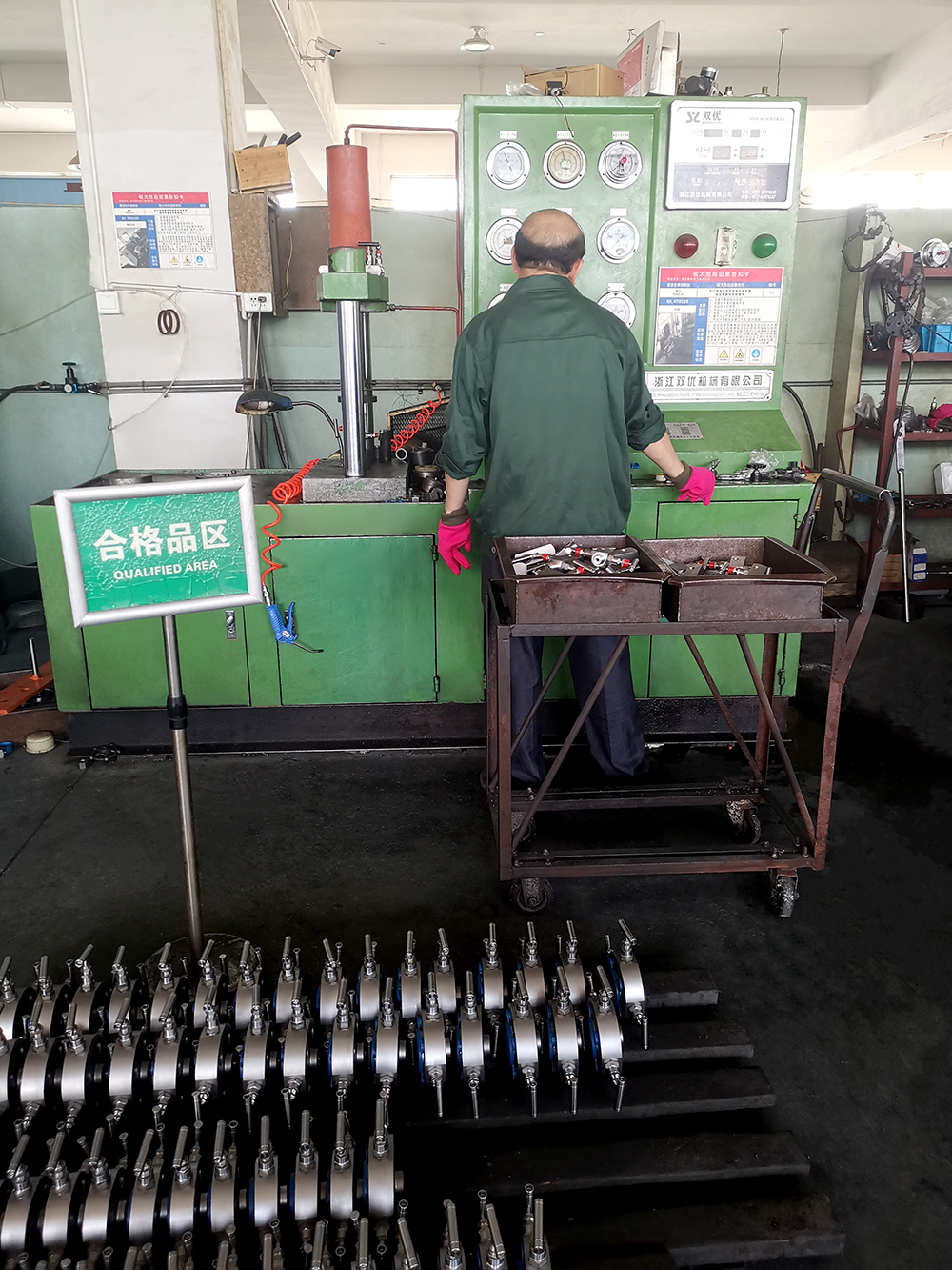 生產(chǎn)環(huán)境圖-5 壓機(jī)